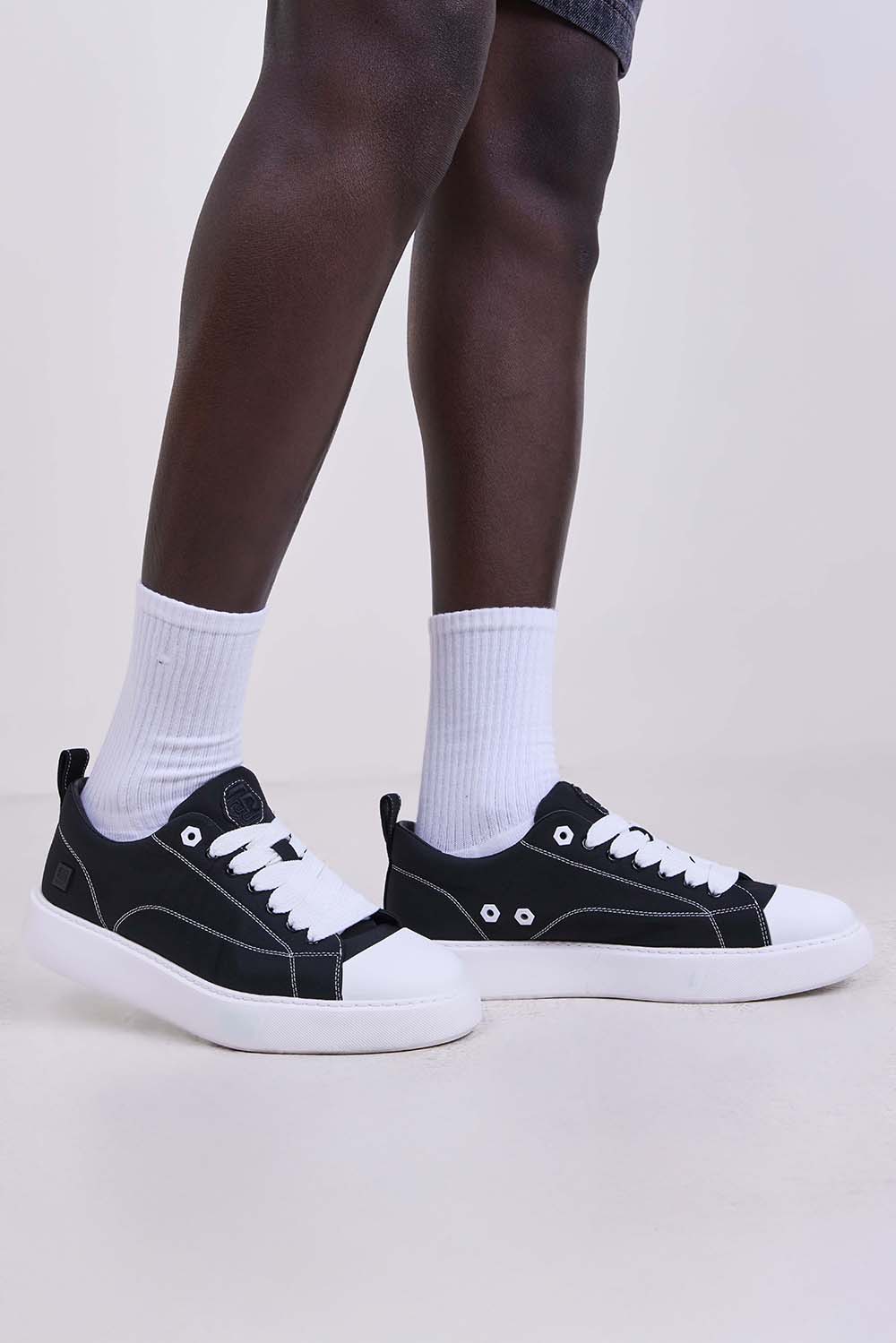 תמונת כל הלוק של נעלי סניקרס עור